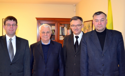 V. Strolia (dešinėje) su kitais K. Ostrogiškio atminimo įamžinimo komisijos nariais.